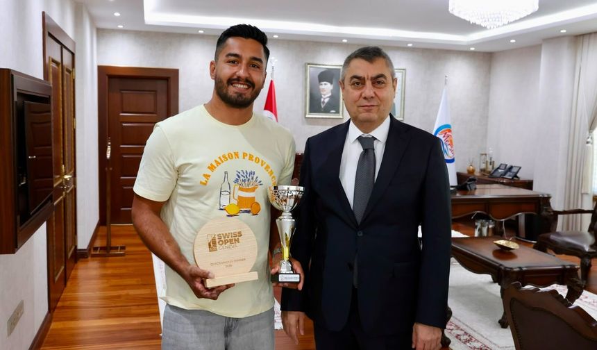 Vali Toros’tan Millî Tenisçi Kaplan’a Tebrik
