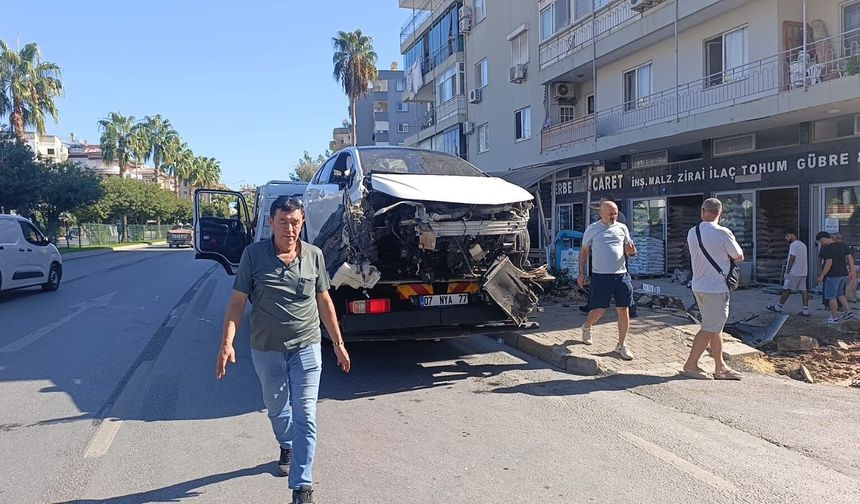Antalya'da otomobil önce yayaya çarptı ardından otobüs durağına daldı: 3 yaralı