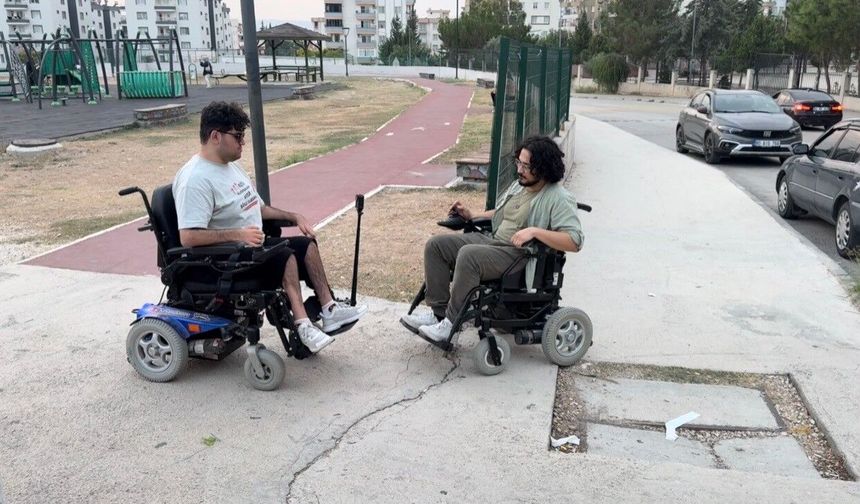 Bir günlüğüne akülü sandalyeye bindi, engelleri yaşayarak gördü