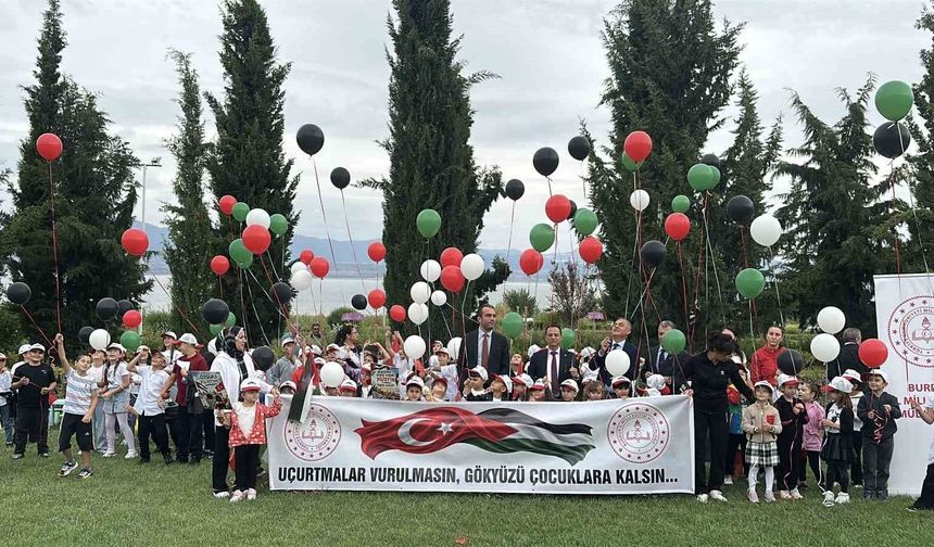 Burdur'da Gazzeli çocuklar için uçurtmalar ve balonlar gökyüzüne bırakıldı