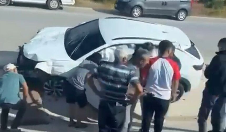 Burdur'da refüjdeki trafik levhalarına çarpan sürücü yaralandı