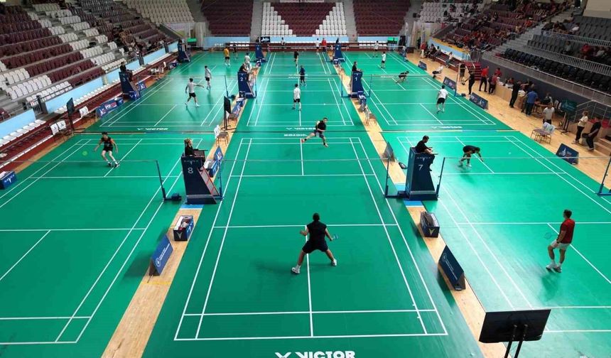 Büyükler Türkiye Badminton Şampiyonası Hatay'da başladı