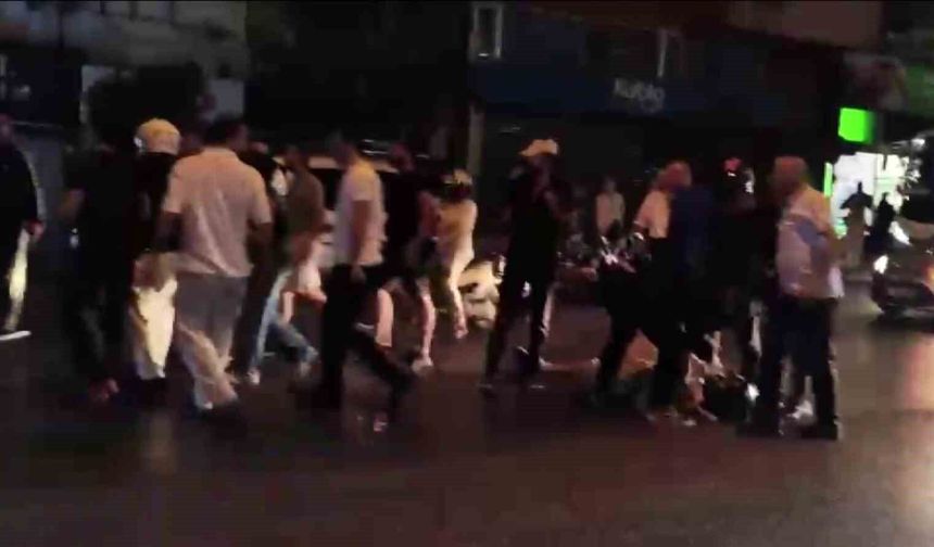 Cadde ortasında genç motosikletliyi döverek hastanelik ettiler