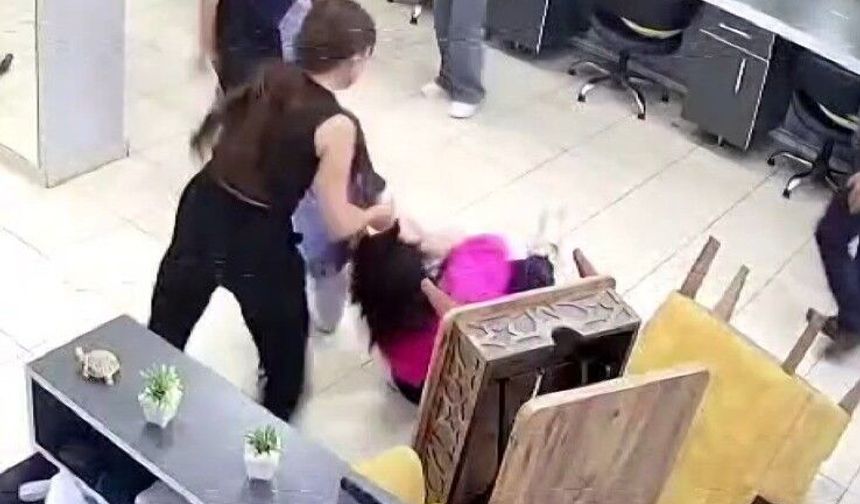 Saç kesimini beğenmeyenler kadın kuaförü darp etti