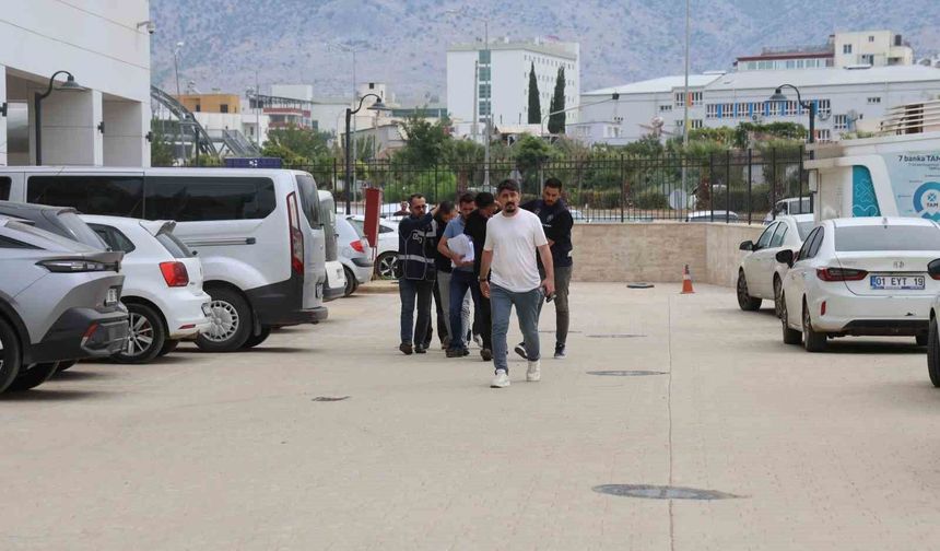 Kozan'da 'silahla yaralama ve tehdit' suçlarından 2 şüpheli tutuklandı