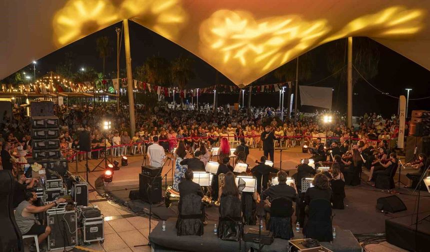 Mersin Kent Orkestrası yeni sanat sezonunu yakamoz eşliğinde açtı