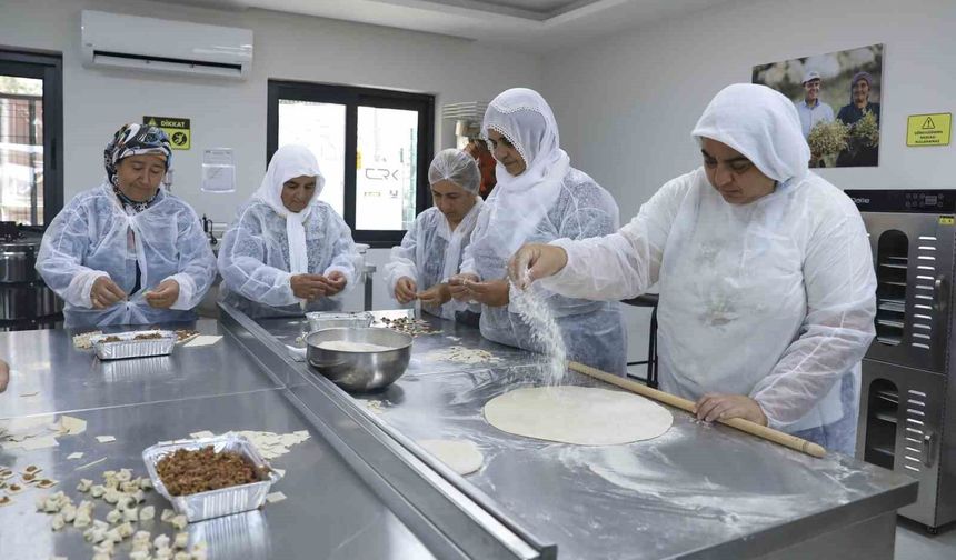 Eski okul kadınların üretim merkezine dönüştü