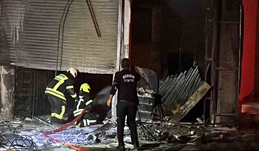 Mersin'deki mobilya mağazası yangını söndürüldü