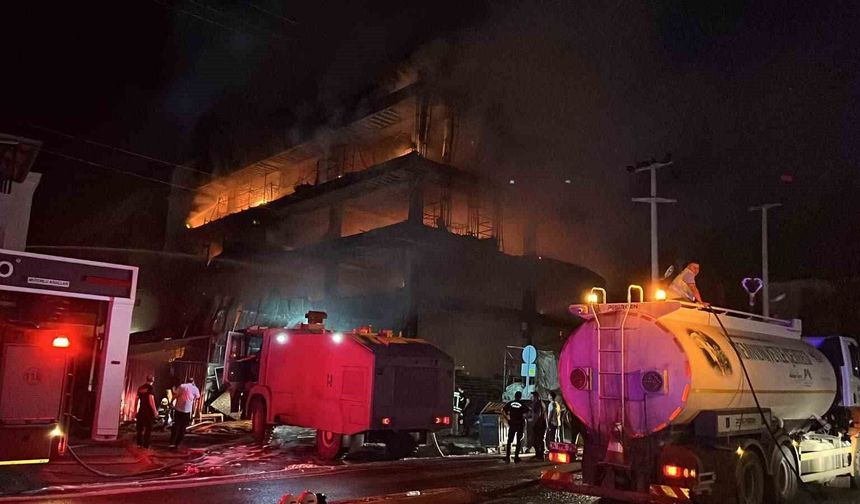 Mersin'deki mobilya mağazası yangını sürüyor