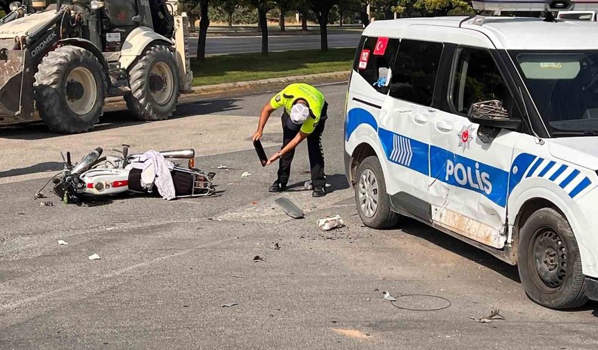 Motosiklet polis aracı ile çarpıştı: 2 yaralı