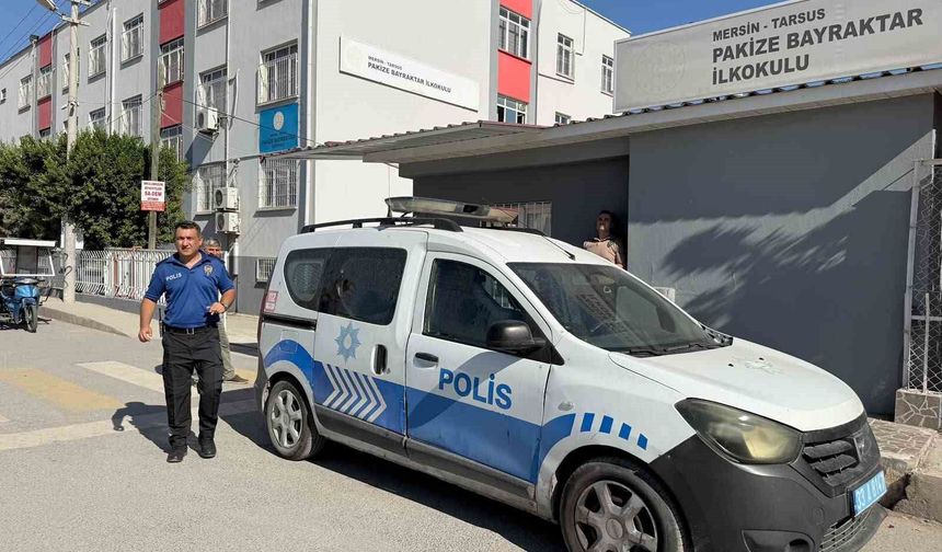 Tarsus'ta 1. sınıf öğrencisinin çantasından tabanca çıktı