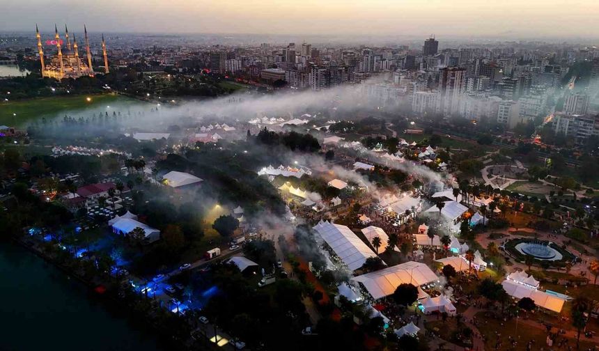Adana'da kebap dumanıyla, metrelerce kuyruk oluştu