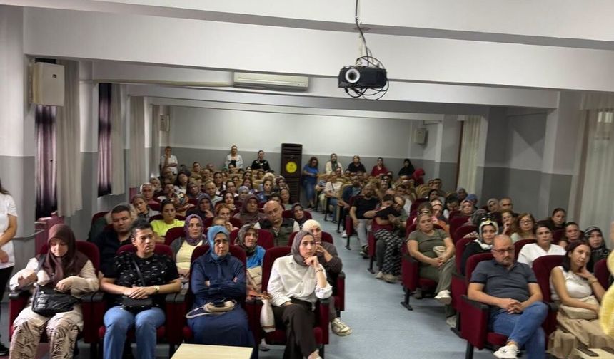 Adana'da velilere aile ve medya eğitimi verildi