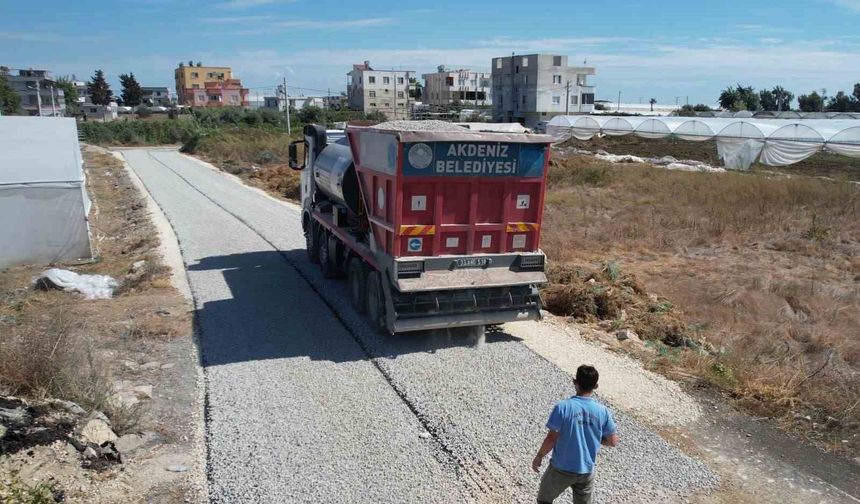 Akdeniz'de yol çalışmaları hız kesmeden sürüyor