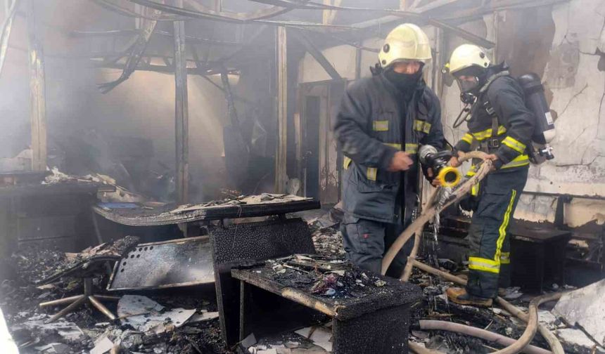 Antalya'da depoda çıkan yangın büyümeden söndürüldü
