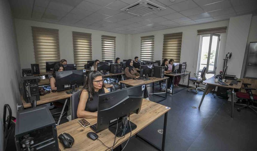Bilgisayar eğitimiyle istihdama hazırlanıyorlar