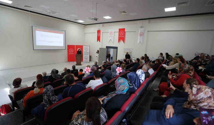 Hatay'da koruyucu ailelere çocuklarla iletişim eğitimi verildi