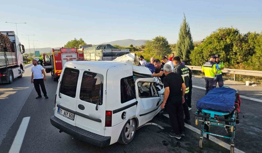 Mersin'de otomobil çekiciye arkadan çarptı: 2 ölü, 1 yaralı