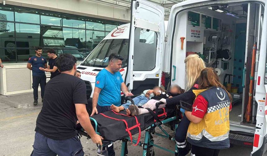 Otoyolda minibüs ve 2 tırın karıştığı kazada 11 kişi yaralandı