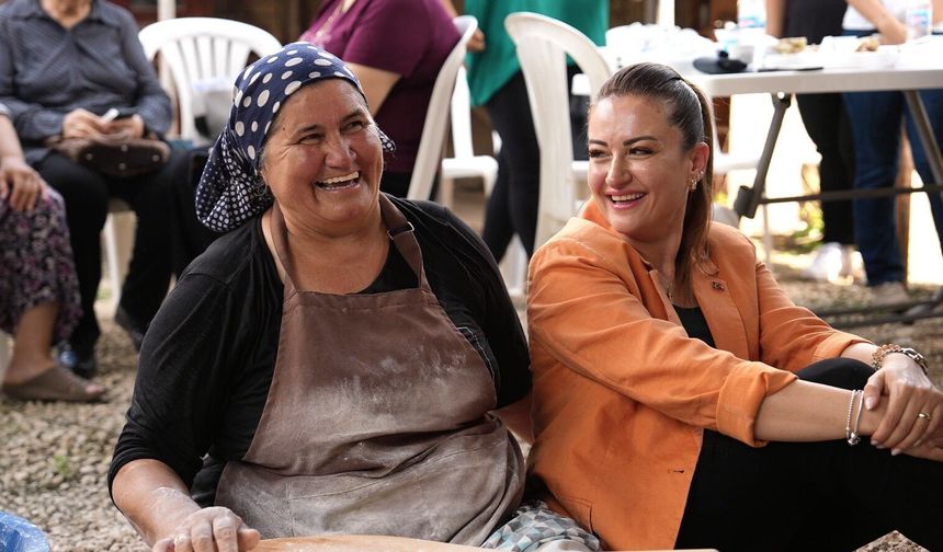 Sosyal medyada belediye başkanını kadınlarla yufka açarken gördü, yazdığı yorumla hamur makinesi kapısına geldi