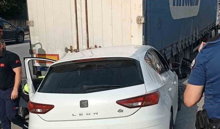 Tarsus'ta otomobil park halindeki tıra arkadan çarptı!