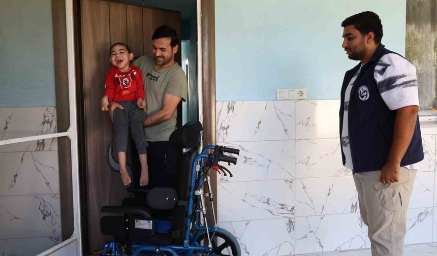 Tekerlekli sandalye sürpriziyle mutlu oldu
