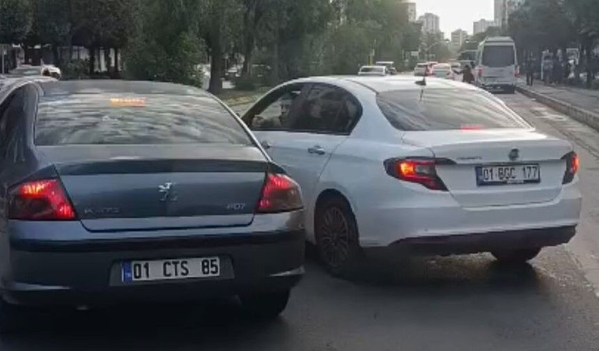 Para cezasından korkup araçtan inmeden kavga ettiler!