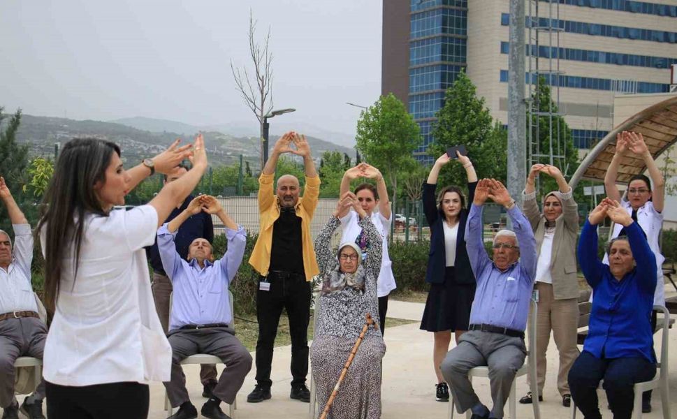 65 yaş üstü hastalar hastane bahçesinde egzersiz yaptı