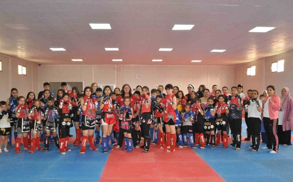 Dünya şampiyonu Muay Thai sporcular anneleriyle müsabakalara hazırlanıyor
