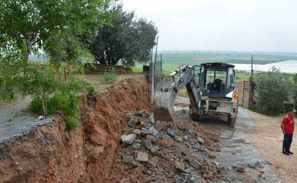 Tarsus’ta fırtınada devrilen istinat duvarı otomobilin üzerine düştü
