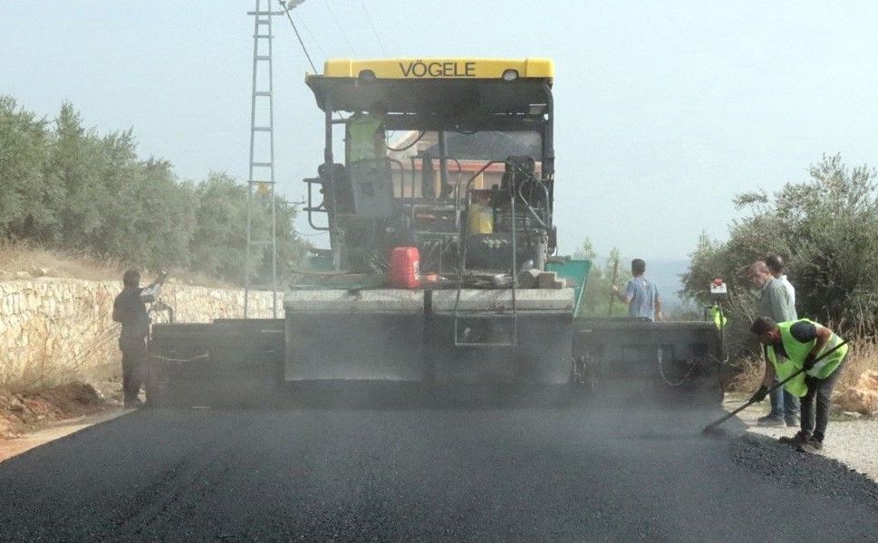 Akdeniz Belediyesi ilçenin dört bir yanında asfalt çalışmalarını sürdürüyor