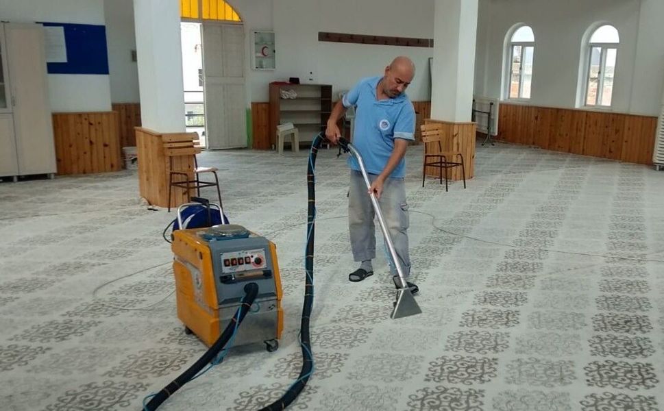 Akdeniz'de ibadethanelerin temizliği düzenli olarak yapılıyor