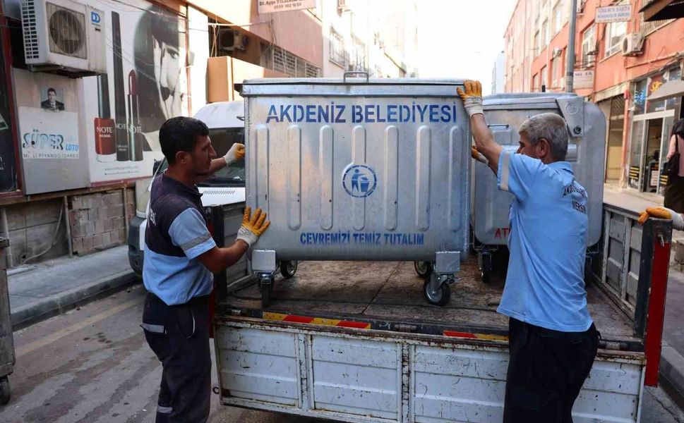 Akdeniz'de yıpranan çöp konteynerleri yenileniyor