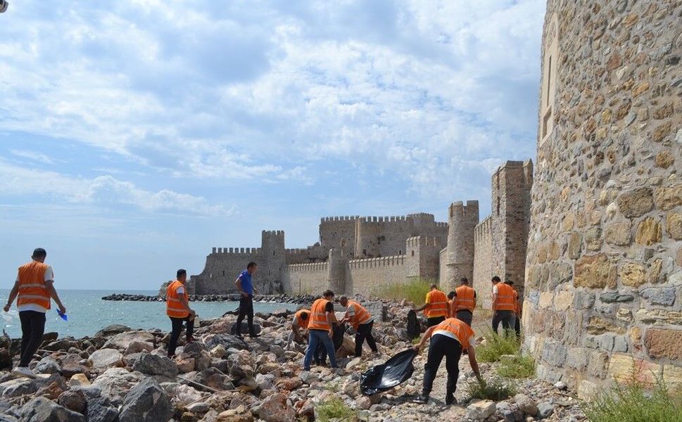 Anamur'da hükümlüler tarihi mekânlarda çevre temizliği yaptı
