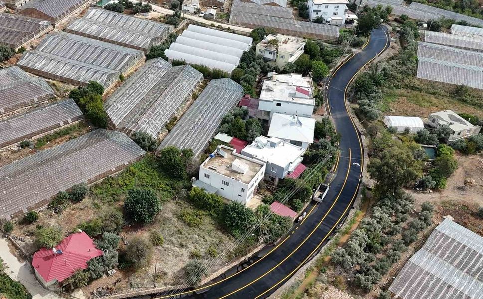 Aydıncık ve Gülnar'da yollar sıcak asfaltla yenilendi