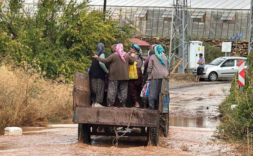 Bozyazı'da sağanak yağış: Seralar ve iş yerleri sular altında kaldı