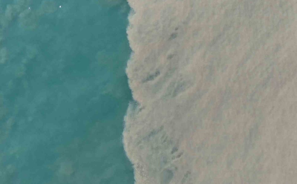 Derelerden akan sular Akdeniz'i kahverengiye çevirdi