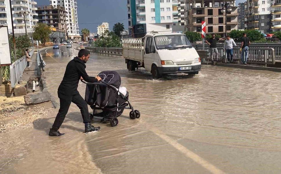 Mersin Erdemli'de sağanak yağış etkili oldu, su birikintileri oluştu