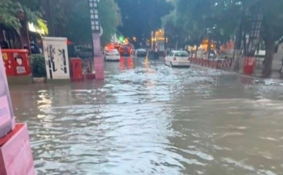 Mersin'de 1 saatlik yağmur taşkına neden oldu