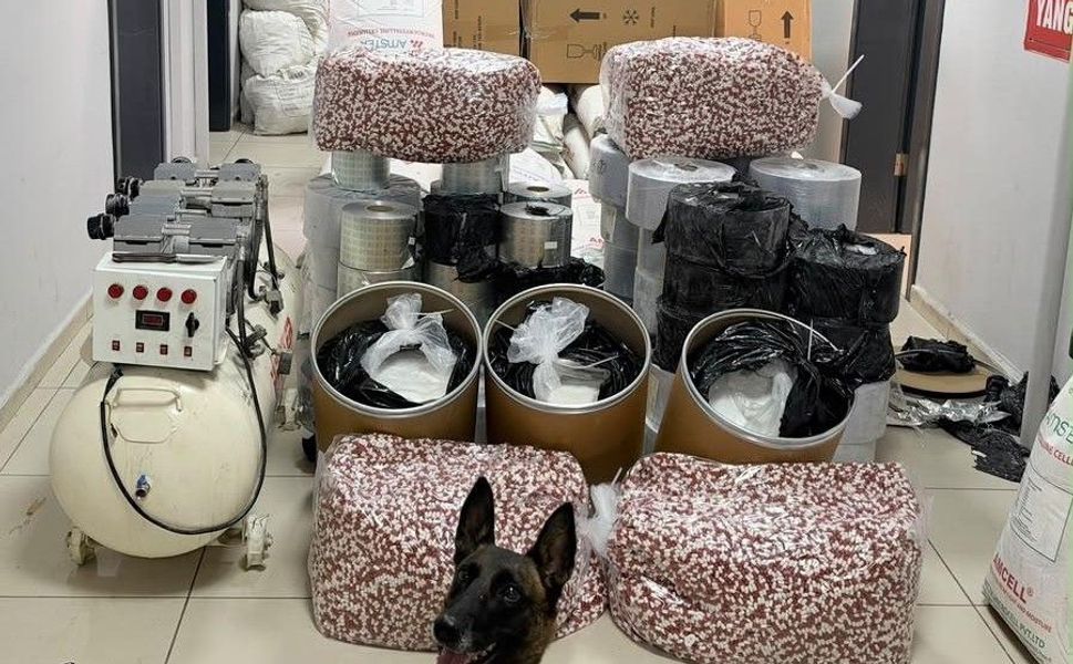 Mersin'de 1 ton 100 kilo katkı ile 100 kilo sentetik ecza maddesi ele geçirildi