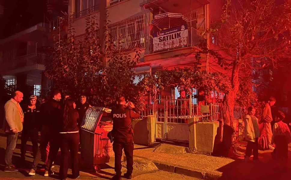 Mersin'de 3 katlı binanın zemini çökmesi: 40 kişi tahliye edildi
