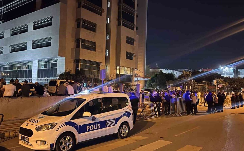 Mersin'de Başkan Seçer dahil 3 belediye başkanı tutuklama talebiyle mahkemeye sevk edildi