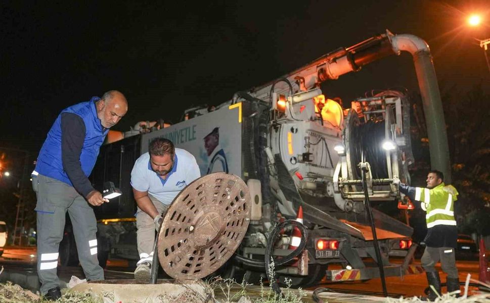 Mersin'de beklenen kuvvetli yağışa karşı kriz masası oluşturuldu