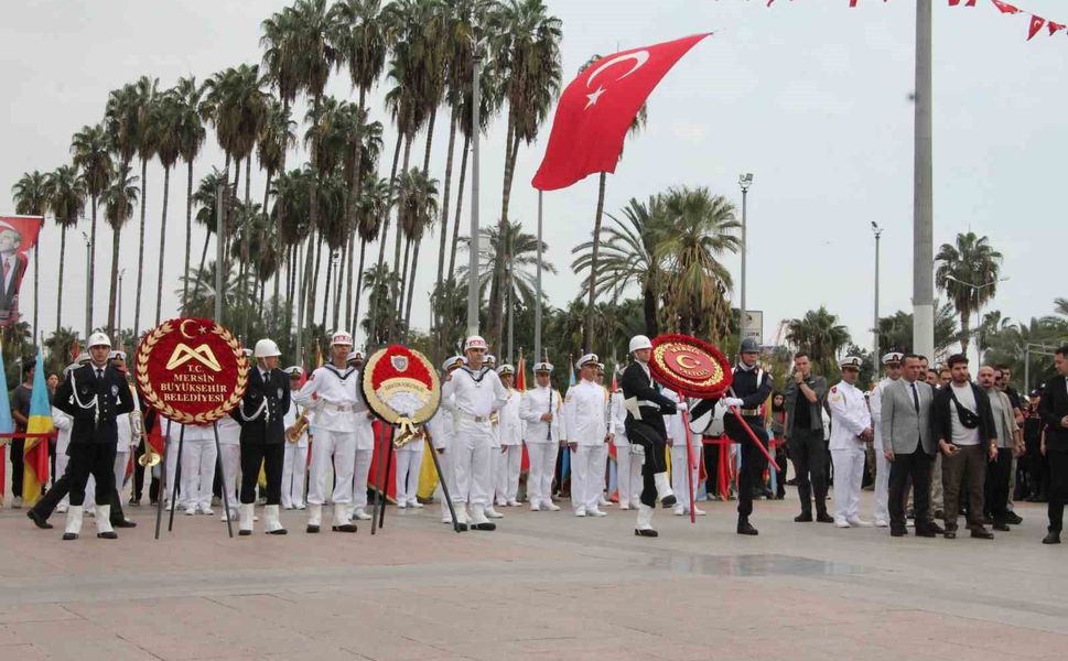 Mersin'de Cumhuriyet'in 103. yılında Atatürk Anıtı'na çelenk sunuldu
