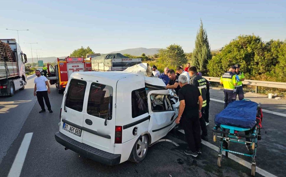 Mersin'de otomobil çekiciye arkadan çarptı: 2 ölü, 1 yaralı