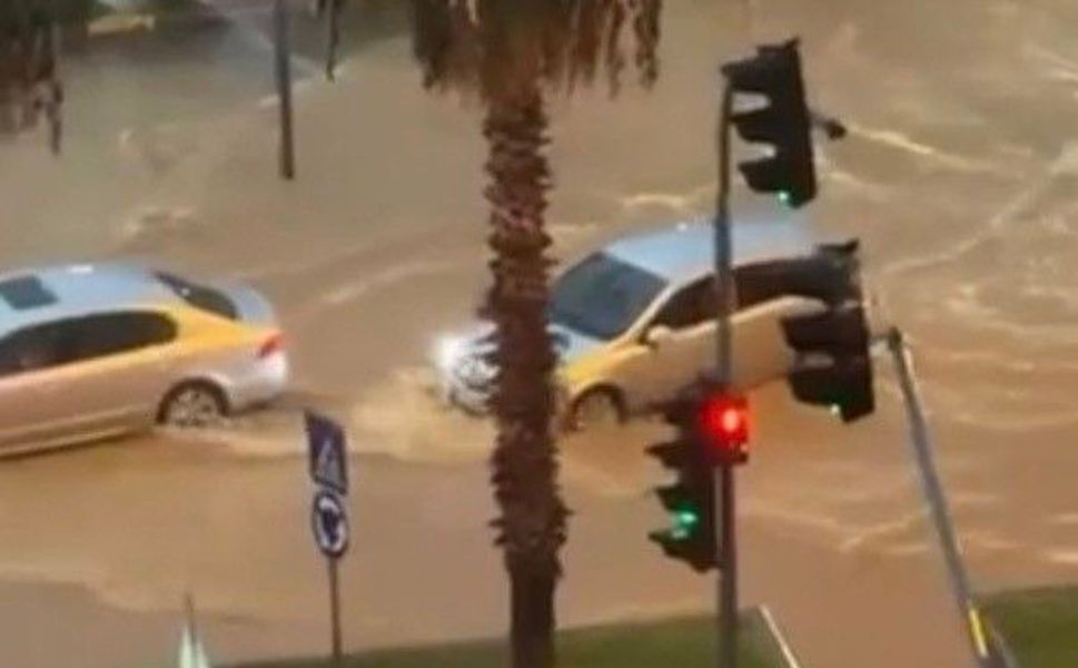 Mersin'de sağanak yağış hayatı olumsuz etkiledi