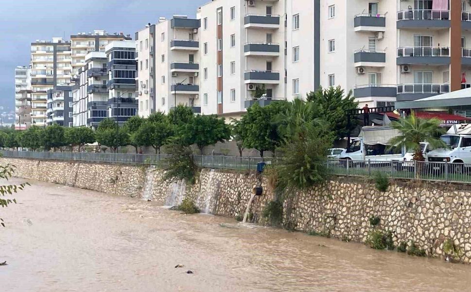 Mersin'de şiddetli yağış etkisini sürdürüyor