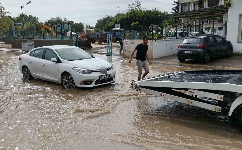 Mersin'de şiddetli yağış: İlçelerde yollar ve tarım alanları su altında kaldı