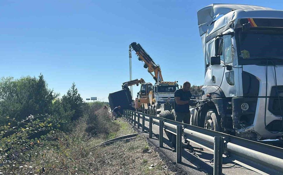 Mersin'de tır bariyerlere çarptı, konteyner devrildi