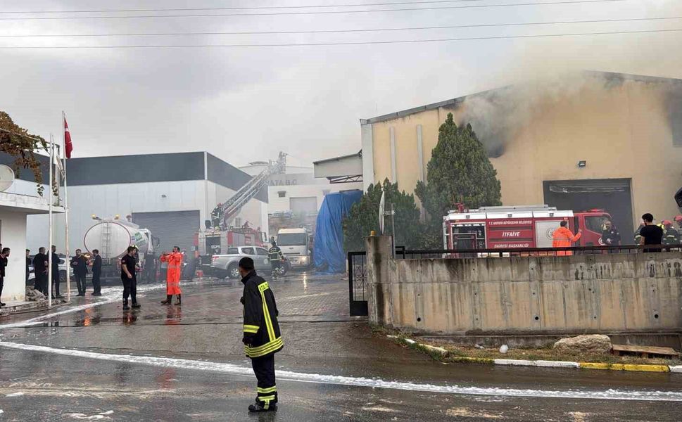 Mersin'de tütün ve makaron fabrikasındaki yangın kontrol altına alındı